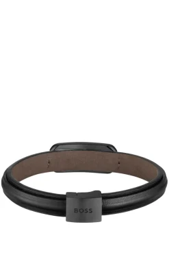 Armband aus geschichtetem Leder mit schwarzem metallenen Logo-Verschluss