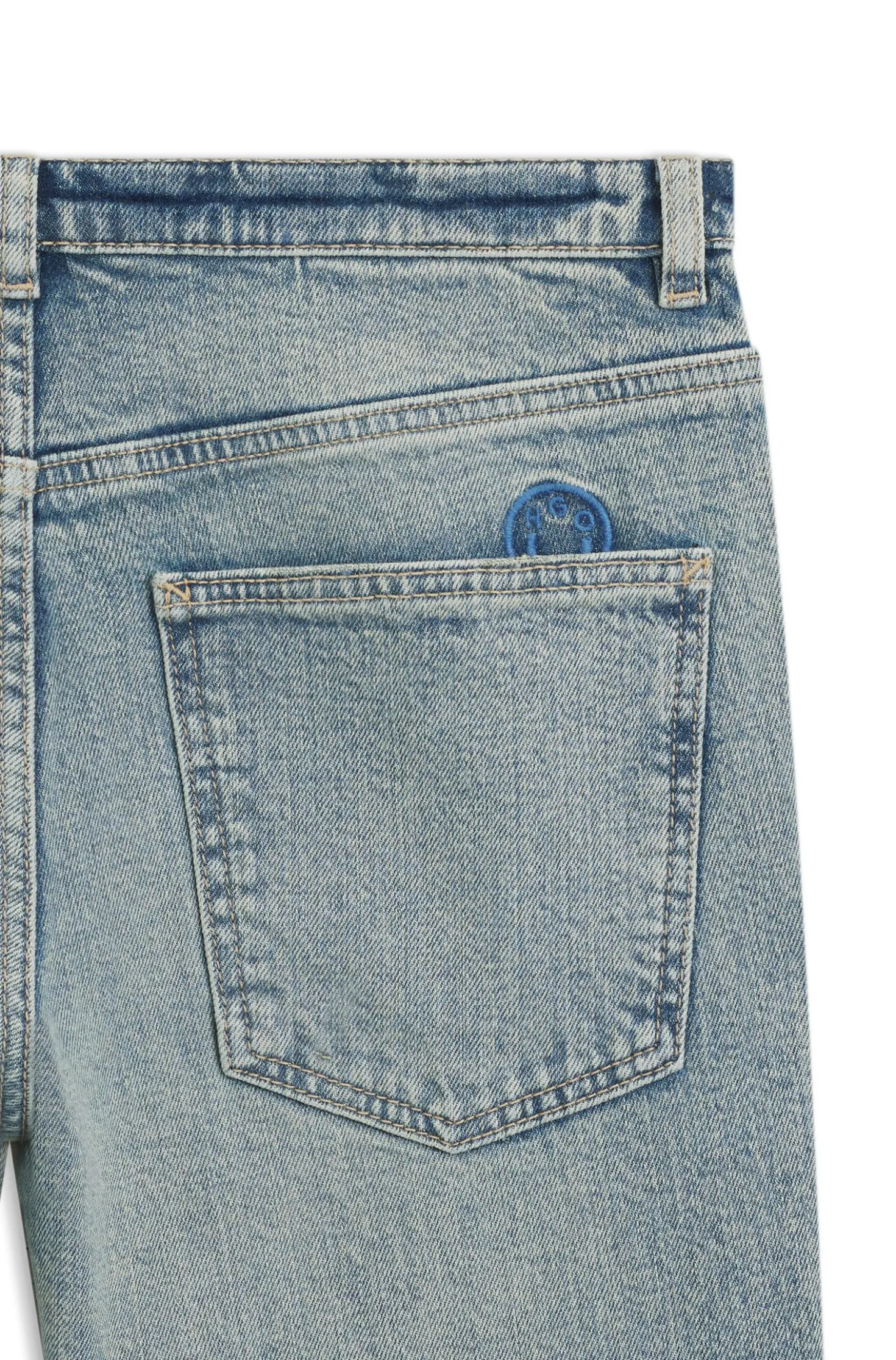 Ausgestellte Jeans aus getöntem blauem Denim