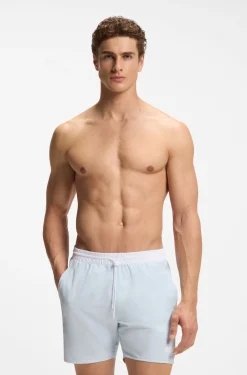 Badeshorts mit kontrastfarbenem Logo und Paspelierung