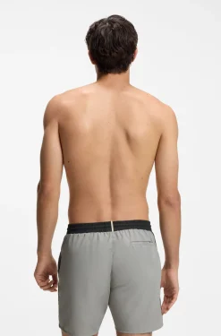 Badeshorts mit kontrastfarbenem Logo und Paspelierung