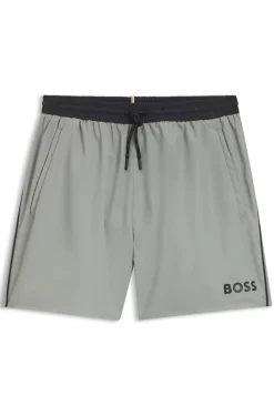 Badeshorts mit kontrastfarbenem Logo und Paspelierung