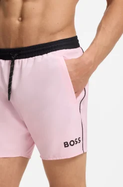 Badeshorts mit kontrastfarbenem Logo und Paspelierung