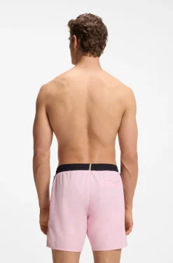 Badeshorts mit kontrastfarbenem Logo und Paspelierung