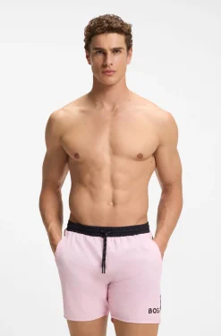 Badeshorts mit kontrastfarbenem Logo und Paspelierung