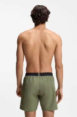 Badeshorts mit kontrastfarbenem Logo und Paspelierung