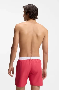 Badeshorts mit kontrastfarbenem Logo und Paspelierung