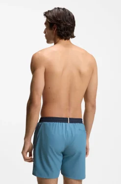 Badeshorts mit kontrastfarbenem Logo und Paspelierung