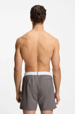 Badeshorts mit kontrastfarbenem Logo und Paspelierung
