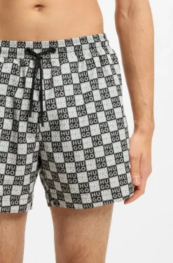 Badeshorts mit Schachbrett-Logos