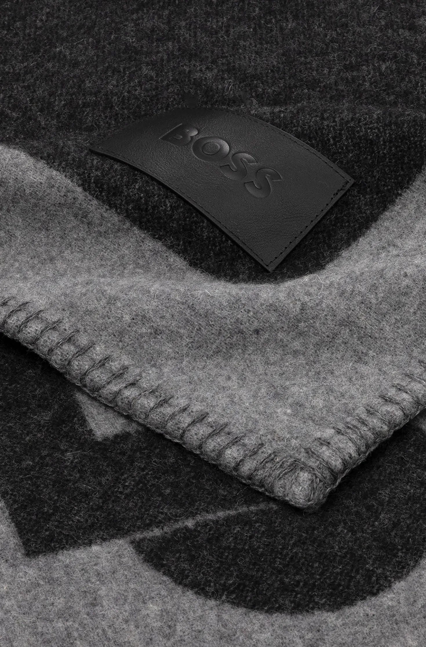 Überwurf aus Woll-Mix mit Double-B-Monogramm