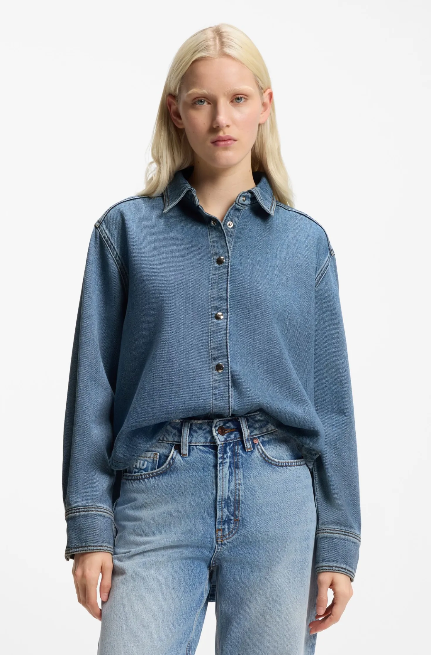 Blaues Hemd aus festem Denim