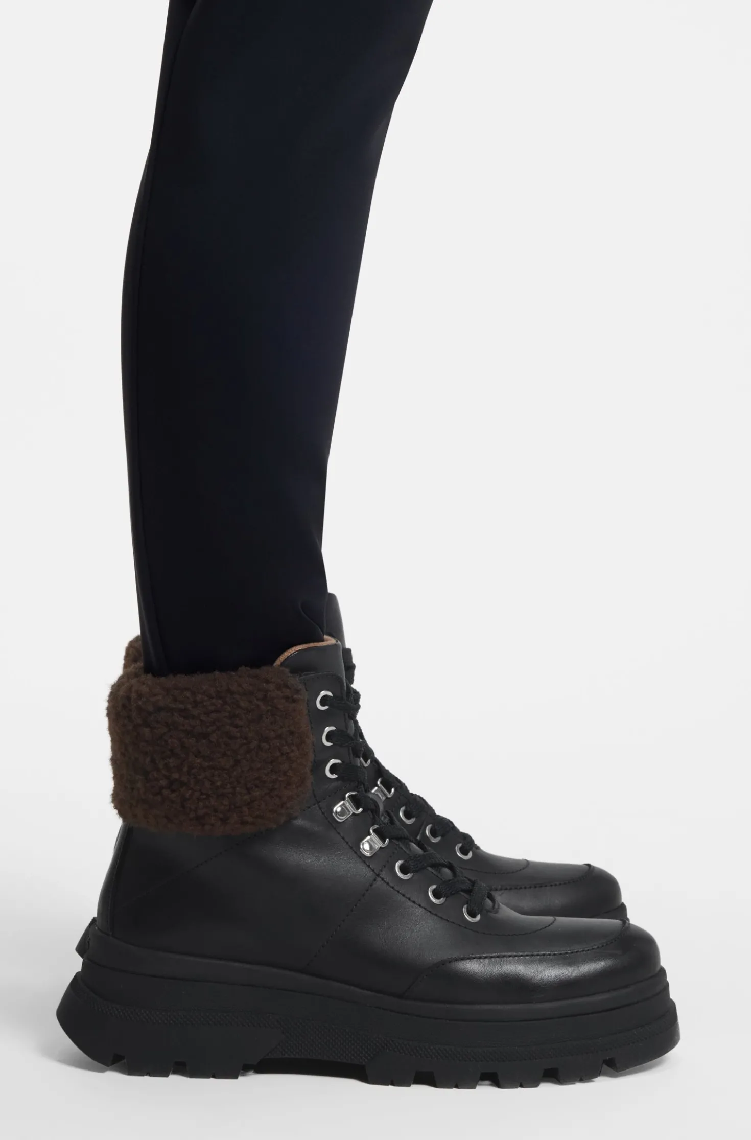 Boots aus Leder mit Kunstfellbesatz