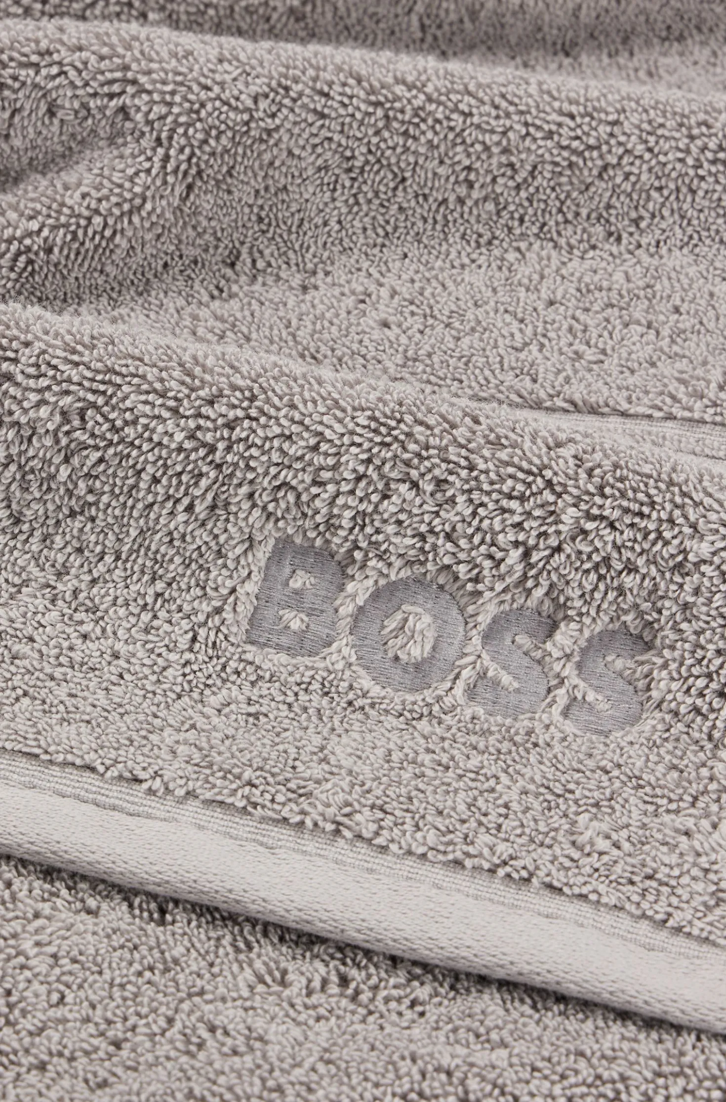 Duschtuch aus Baumwolle in Silber mit Logo-Stickerei