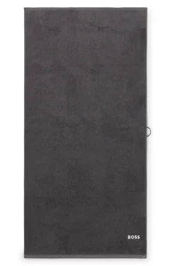 Duschtuch aus Baumwolle mit kontrastfarbener Logo-Stickerei