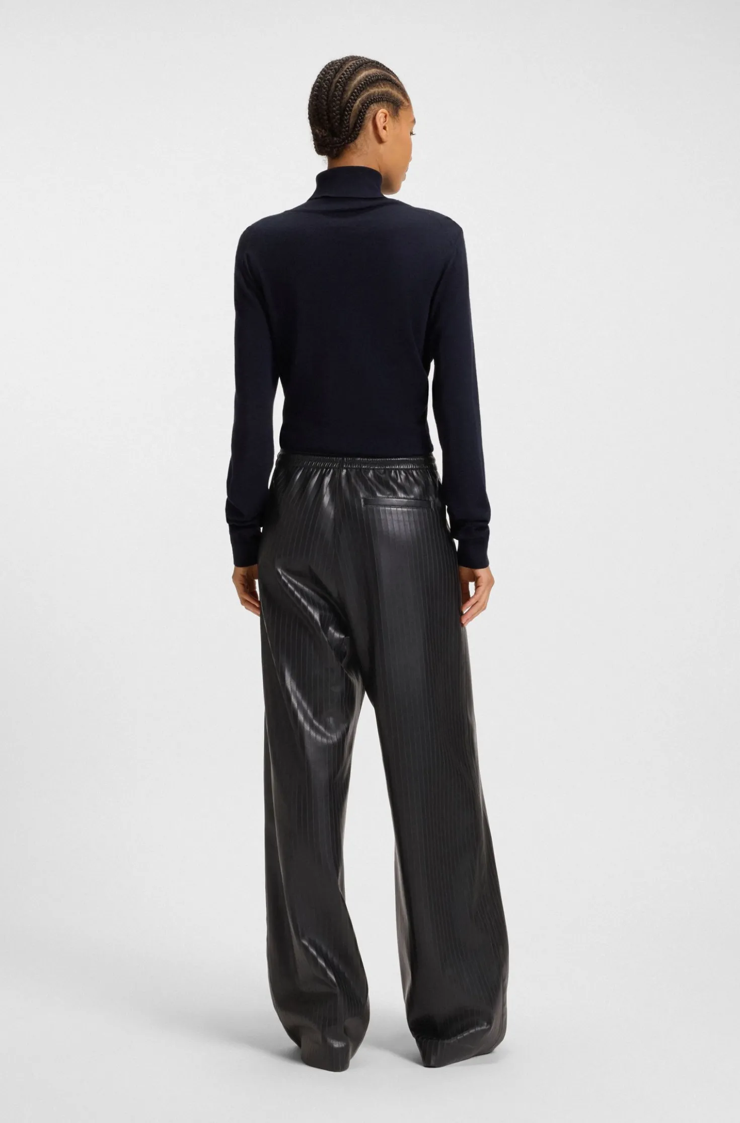 Gestreifte Relaxed-Fit Hose aus Kunstleder mit weitem Beinverlauf