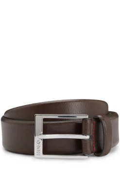 Gürtel aus genarbtem Leder mit Metalldetails in Silber-Optik