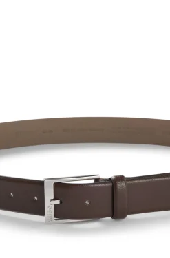 Gürtel aus genarbtem Leder mit Metalldetails in Silber-Optik