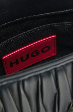 Handtasche aus Kunstleder mit Matelassé-Struktur und metallenem Herzanhänger