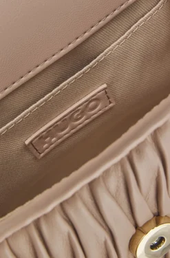 Handtasche aus Kunstleder mit Matelassé-Struktur und metallenem Herzanhänger