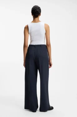 Hose aus Stretch-Gewebe mit weitem Beinverlauf