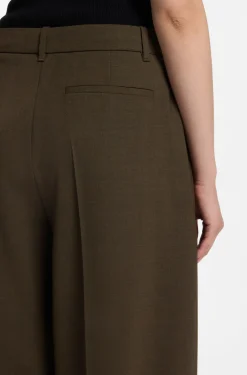 Hose aus Stretch-Gewebe mit weitem Beinverlauf und Bundfalten vorne