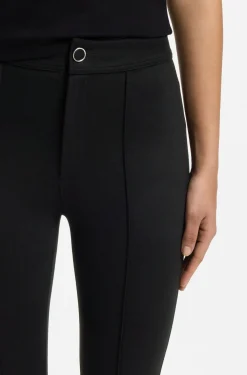 Hose mit ausgestelltem Bein und Schlitzen auf der Vorderseite