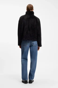 Jacke aus Kunstfell mit kontrastierenden aufgesetzten Taschen