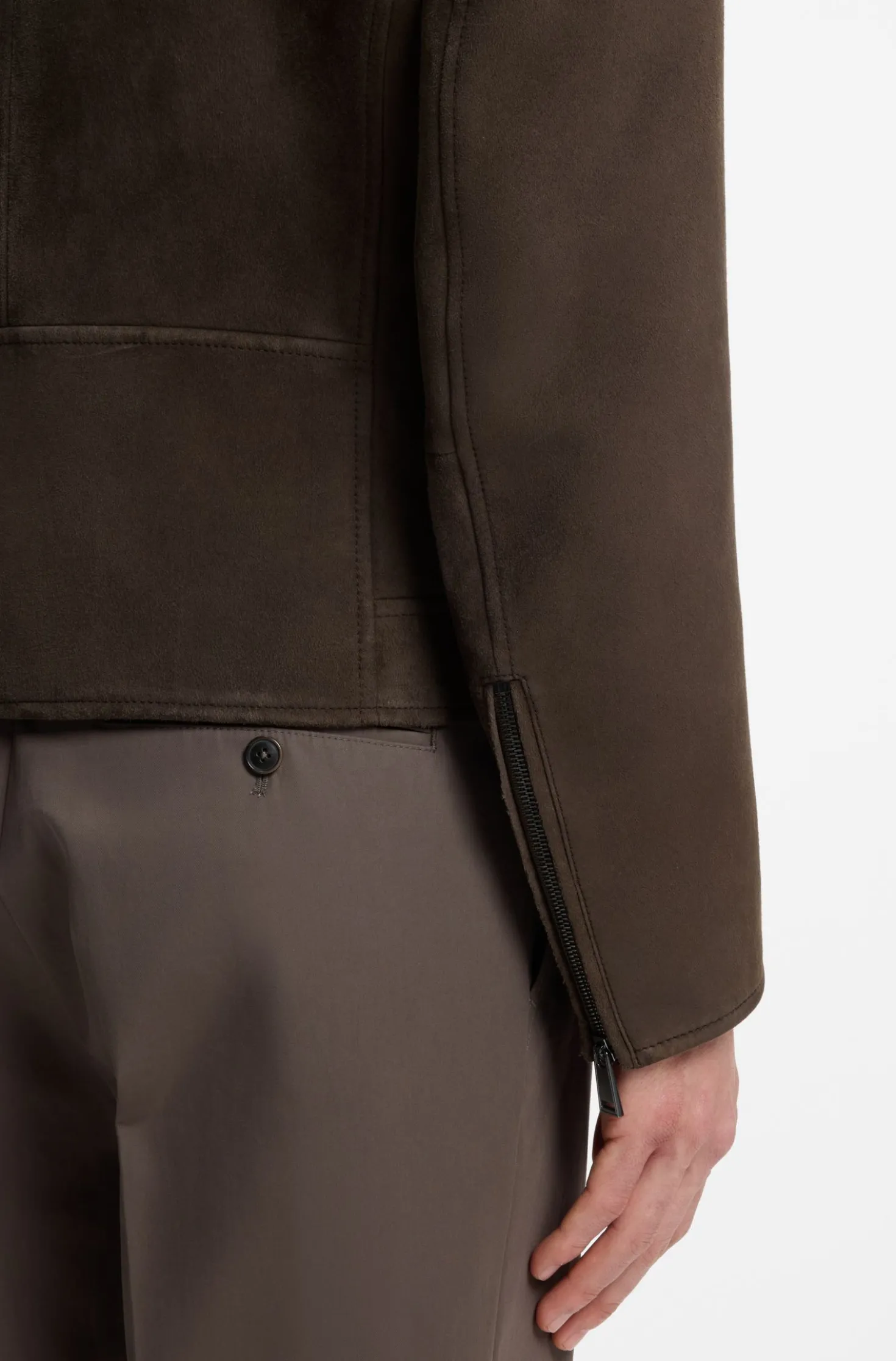 Jacke aus Veloursleder mit Reißverschlüssen an den Manschetten