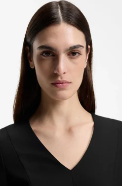 Kleid aus elastischem Gewebe mit V-Ausschnitt