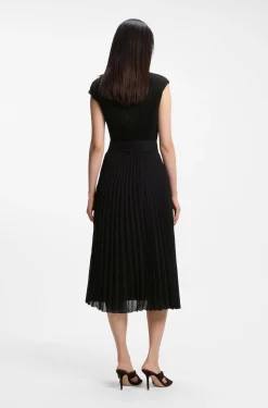 Kleid aus Plissee-Krepp mit eingekerbtem Ausschnitt