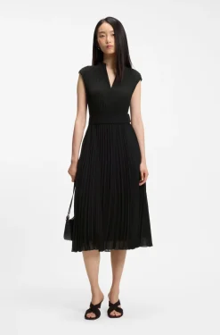 Kleid aus Plissee-Krepp mit eingekerbtem Ausschnitt