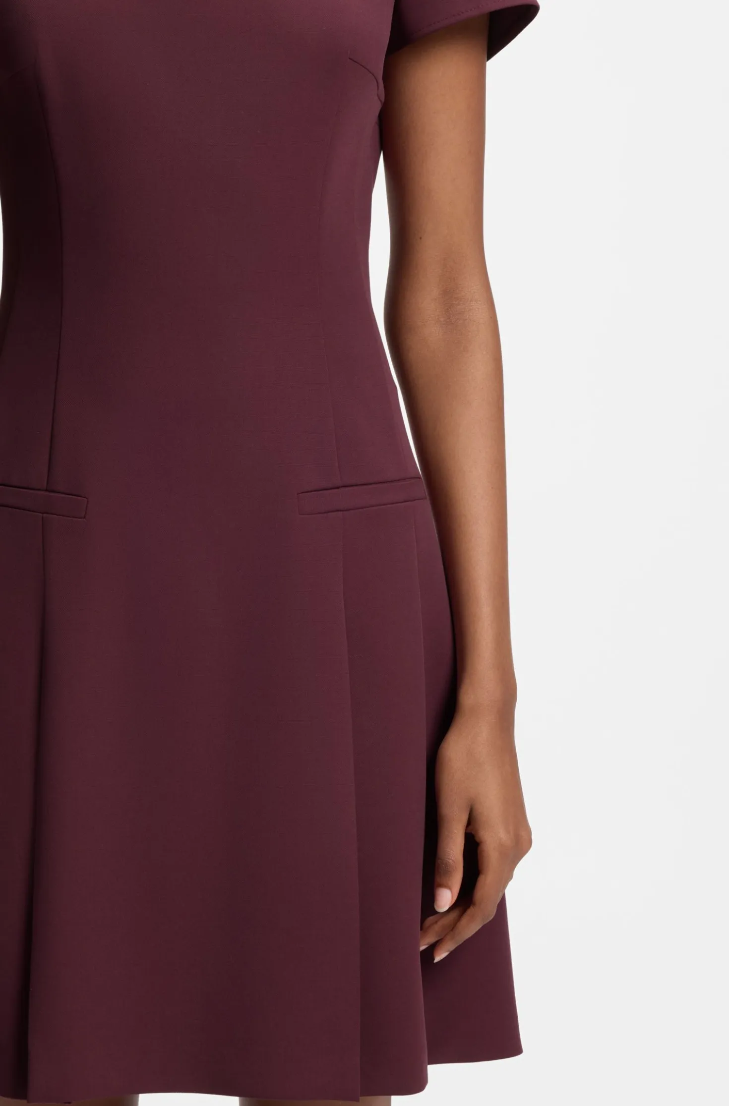 Kleid aus Stretch-Gewebe mit eckigem Ausschnitt