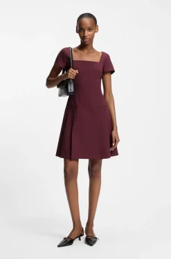 Kleid aus Stretch-Gewebe mit eckigem Ausschnitt