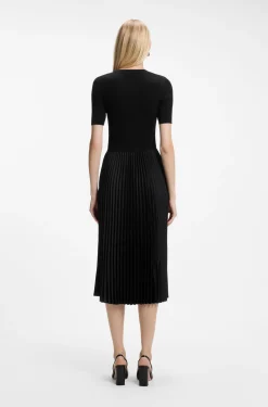 Kleid aus verschiedenen Materialien mit Faltenrock