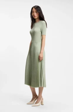 Kleid aus verschiedenen Materialien mit Faltenrock