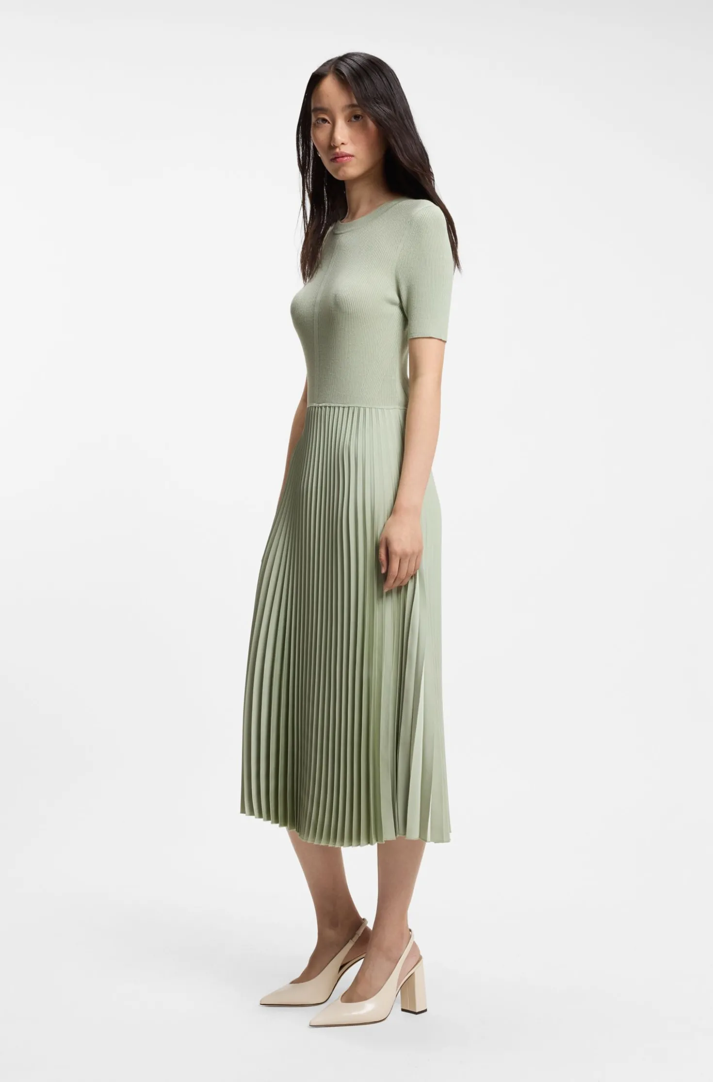 Kleid aus verschiedenen Materialien mit Faltenrock