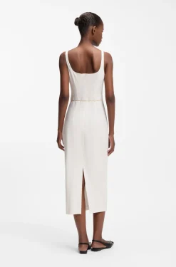 Kleid mit eckigem Ausschnitt und goldenem Kettengürtel