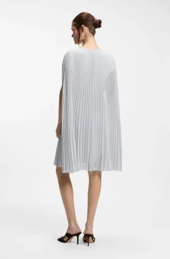 Kleid mit Faltenrock und Cape