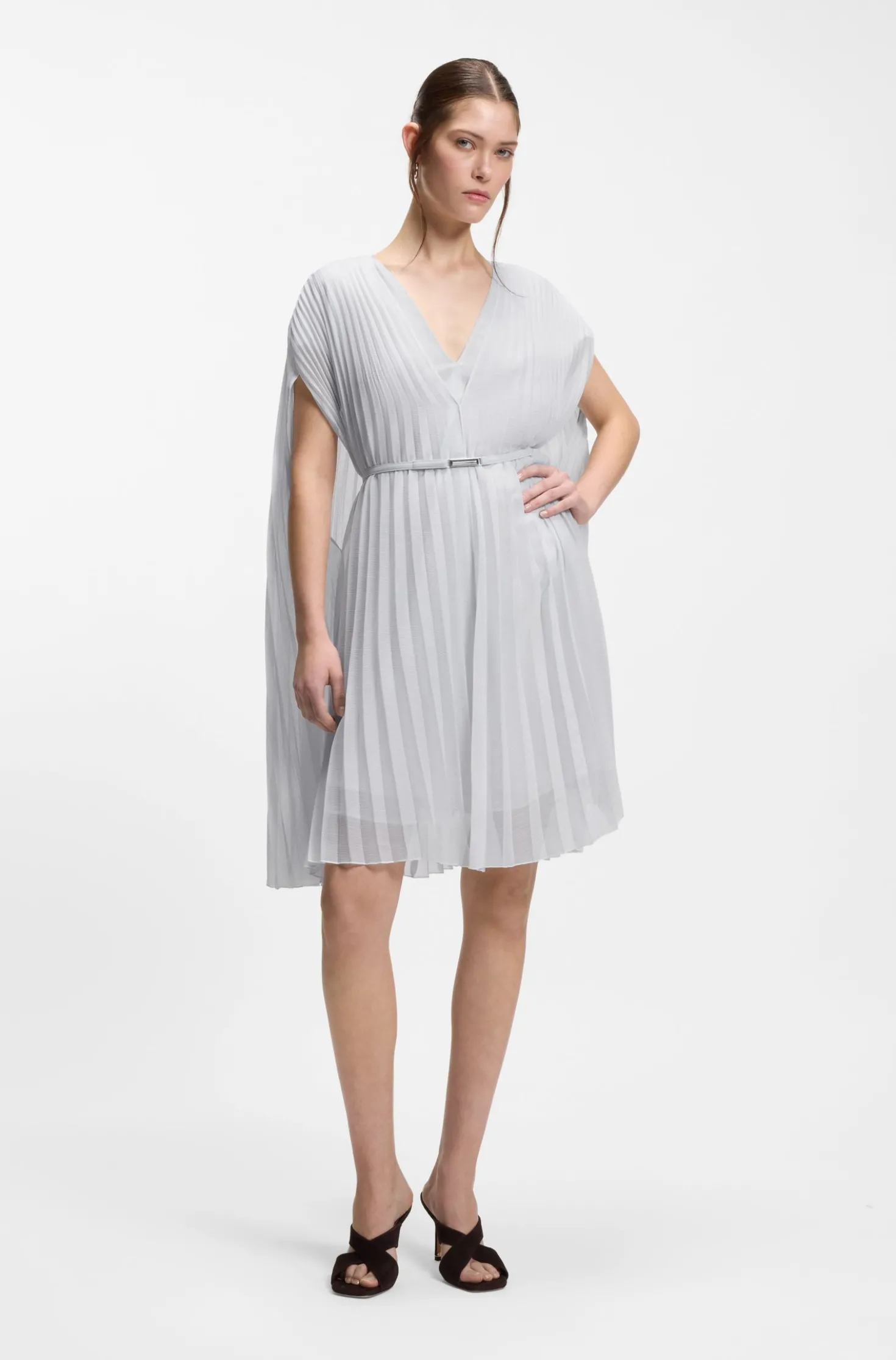 Kleid mit Faltenrock und Cape
