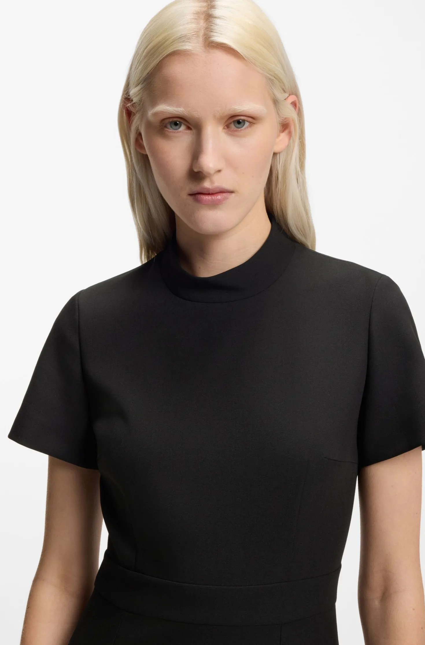 Kleid mit Kellerfalte und Stehkragen