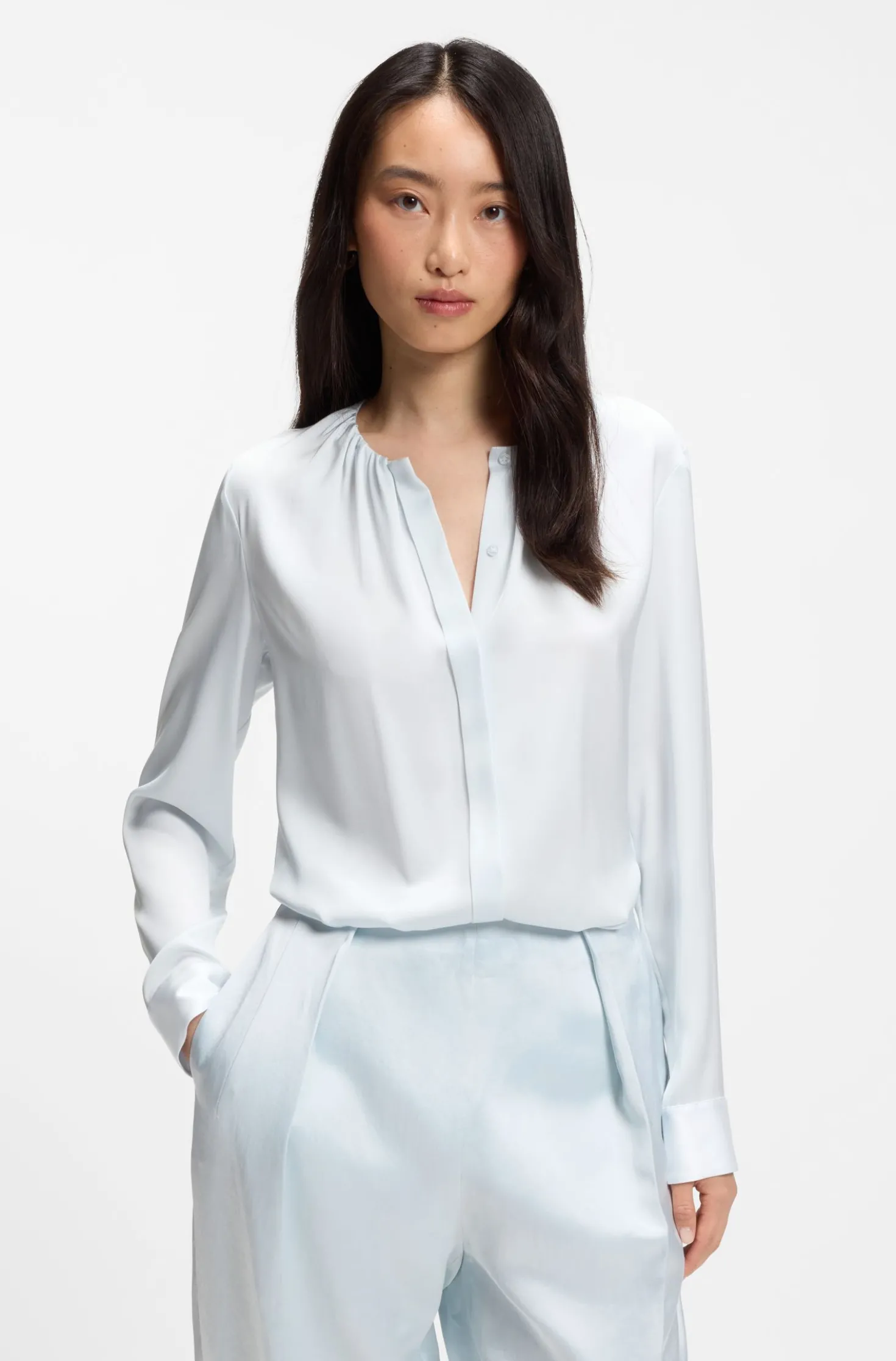 Kragenlose Regular-Fit Bluse aus Stretch-Seide