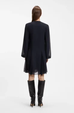 Kurzes Kleid mit Plissee-Einsätzen