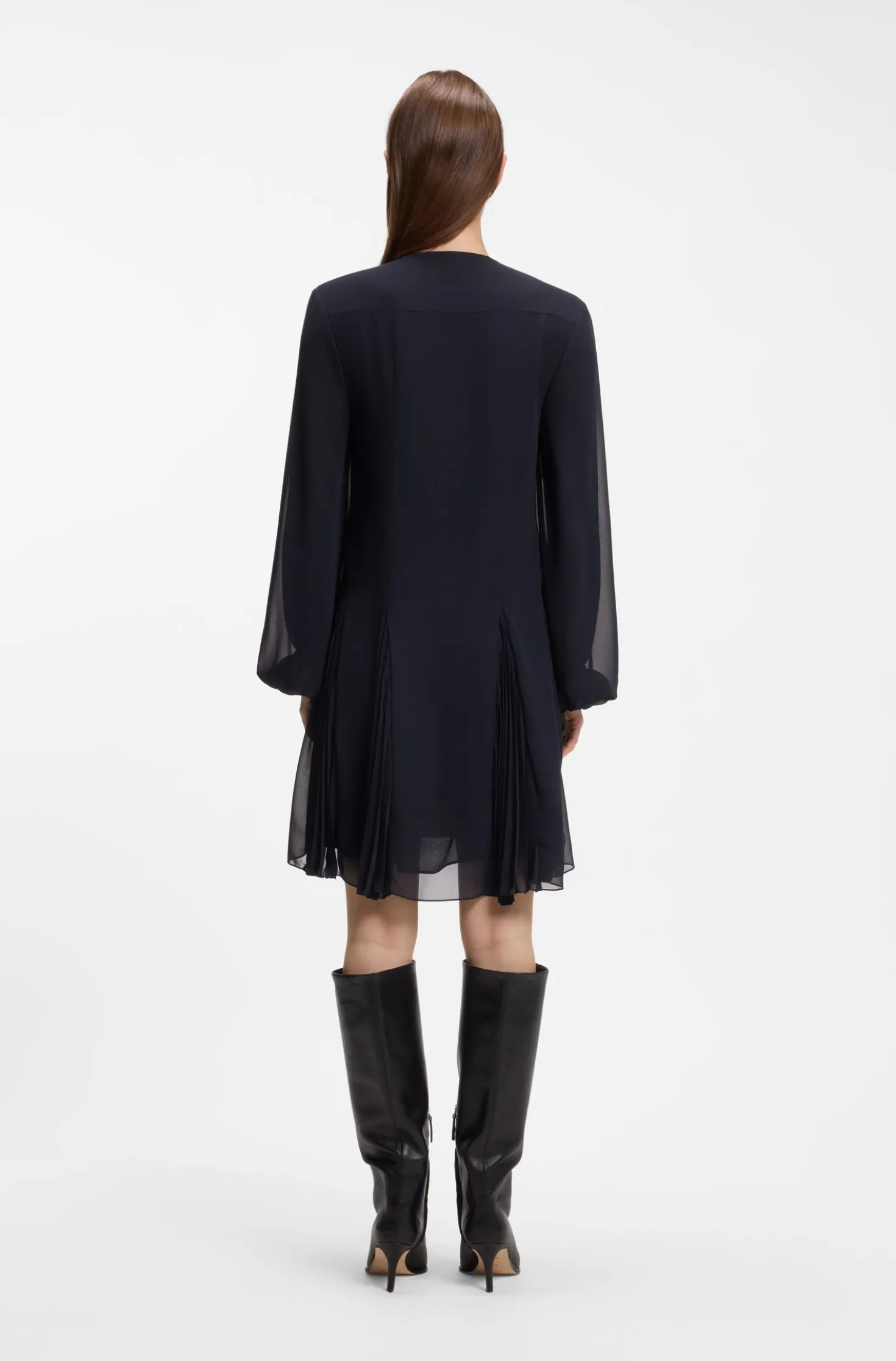 Kurzes Kleid mit Plissee-Einsätzen