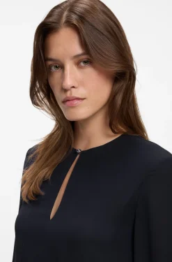 Kurzes Kleid mit Plissee-Einsätzen