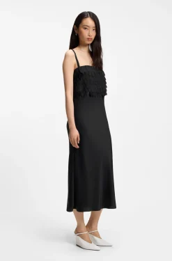 Lang geschnittenes Trägerkleid mit Laser-Cut Details