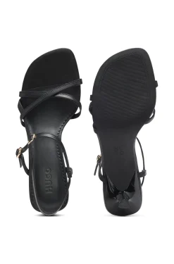 Ledersandalen mit asymmetrischem Absatz und Riemen