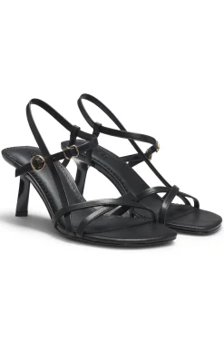 Ledersandalen mit asymmetrischem Absatz und Riemen