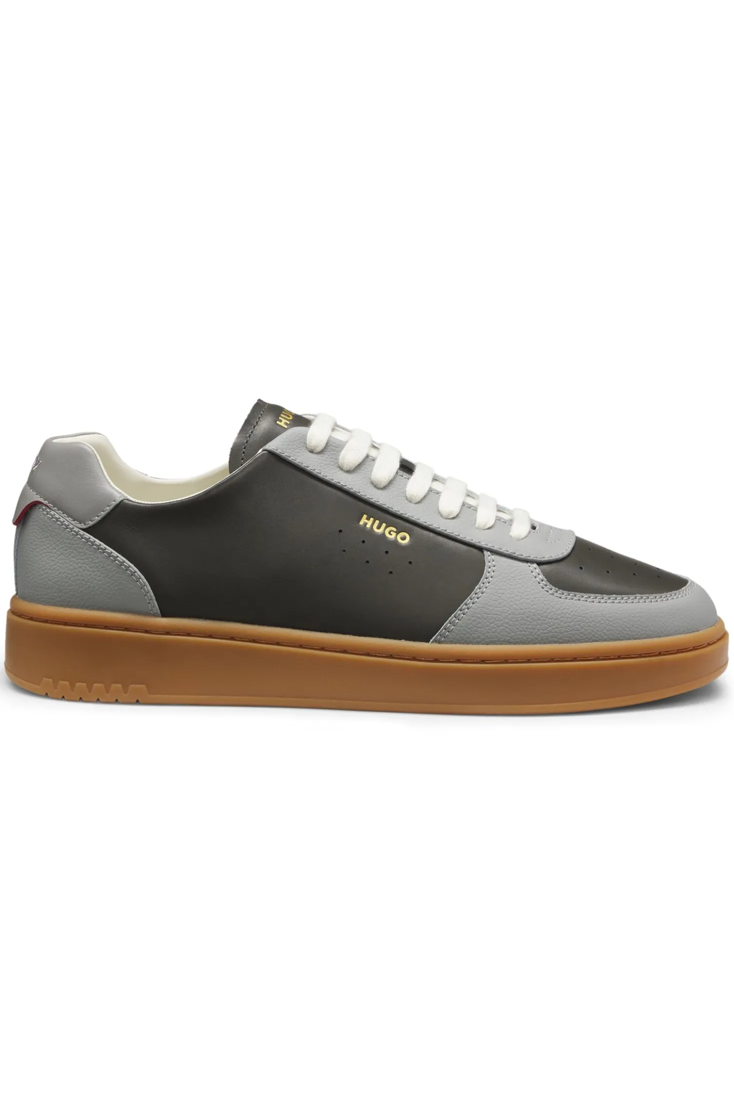 Ledersneakers mit goldfarbenem Logo