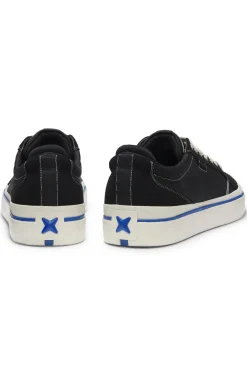 Lowtop Sneakers mit blauer Sohlen-Linie