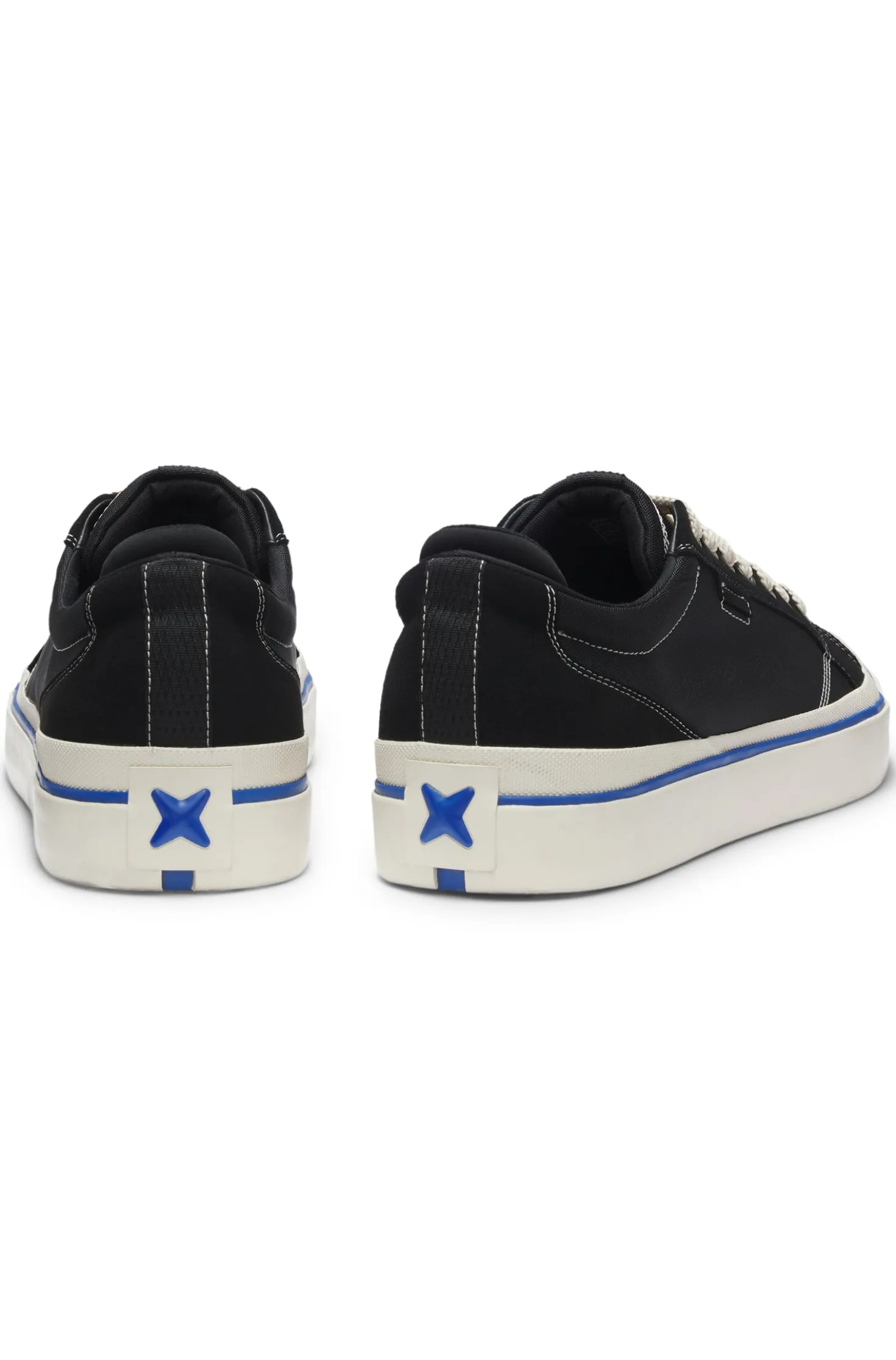 Lowtop Sneakers mit blauer Sohlen-Linie